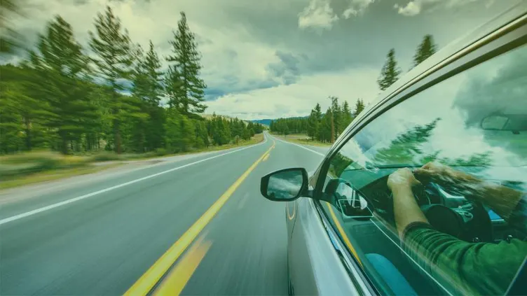 Les mains sur le volant sur la route aux États-Unis